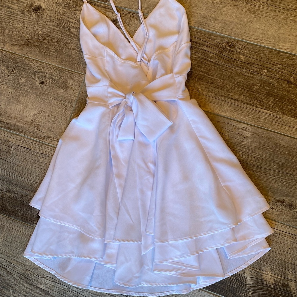 Elegant White Sleeveless Dress - Picture 4 of 5